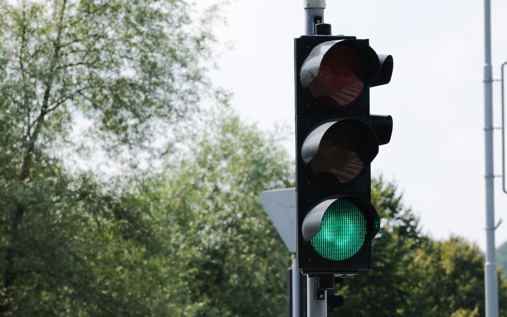 Eine Verkehrsampel zeigt grünes Licht