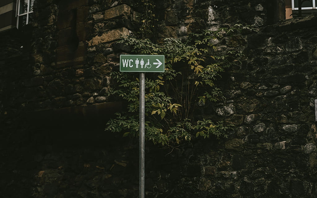 Bild von einem Straßenschild zu Toiletten