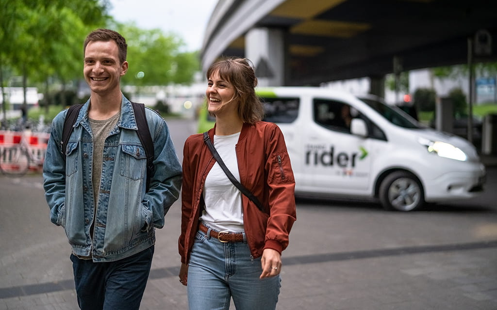 Zwei junge Menschen sind aus dem MainzRIDER gestiegen Zwei junge Menschen sind aus dem MainzRIDER gestiegen