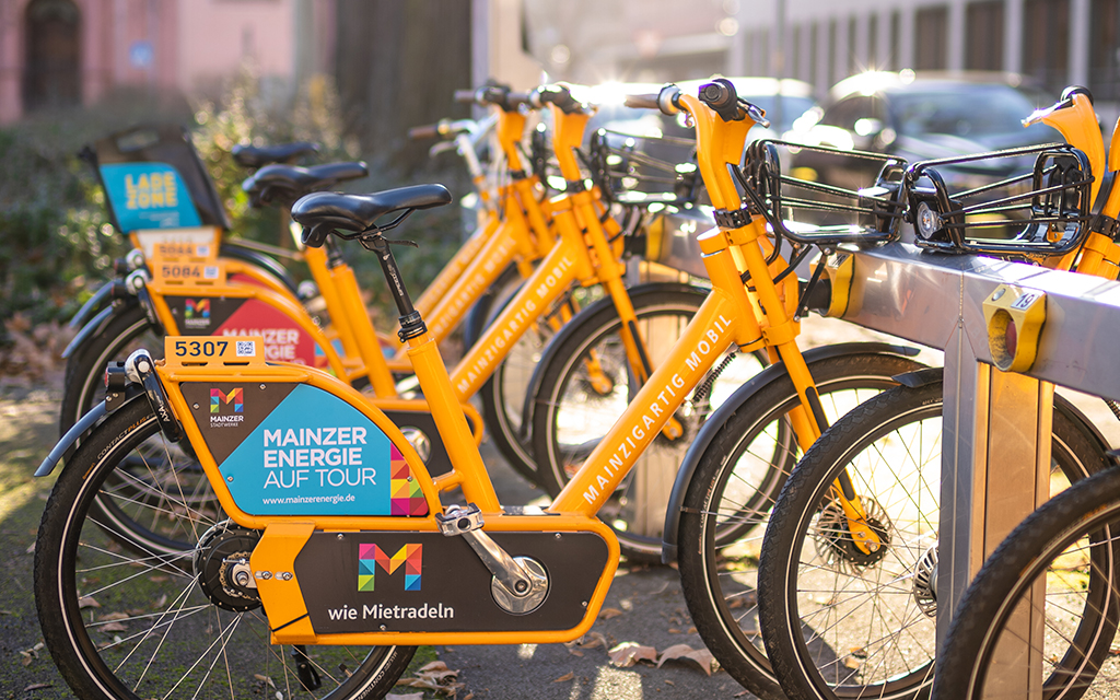 Mietradstation der Mainzer Mobilität am Ernst-Ludwig-Platz mit der Peterskirche im Hintergrund 3 Mietradstation der Mainzer Mobilität am Ernst-Ludwig-Platz mit der Peterskirche im Hintergrund 3
