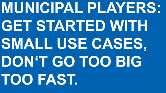 Schild mit Text "Municipal players get startet with small use cases, don't go too big too fast."