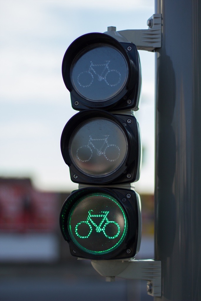Eine Ampel zeigt grünes Licht für den Fahrradverkehr